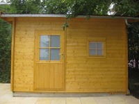 28 mm Blockbohle Pultdachhaus mit            Einzeltuer und Fenster mit Milchglas